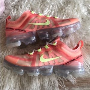 vapormax black and peach